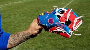 Photo: Javier Baez's special edition glove