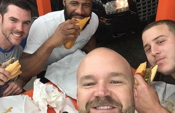 Photo: Cubs players eat at Geno's Steaks in Philly