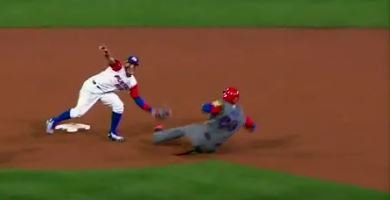 WATCH: Baez does amazing no-look tag at WBC