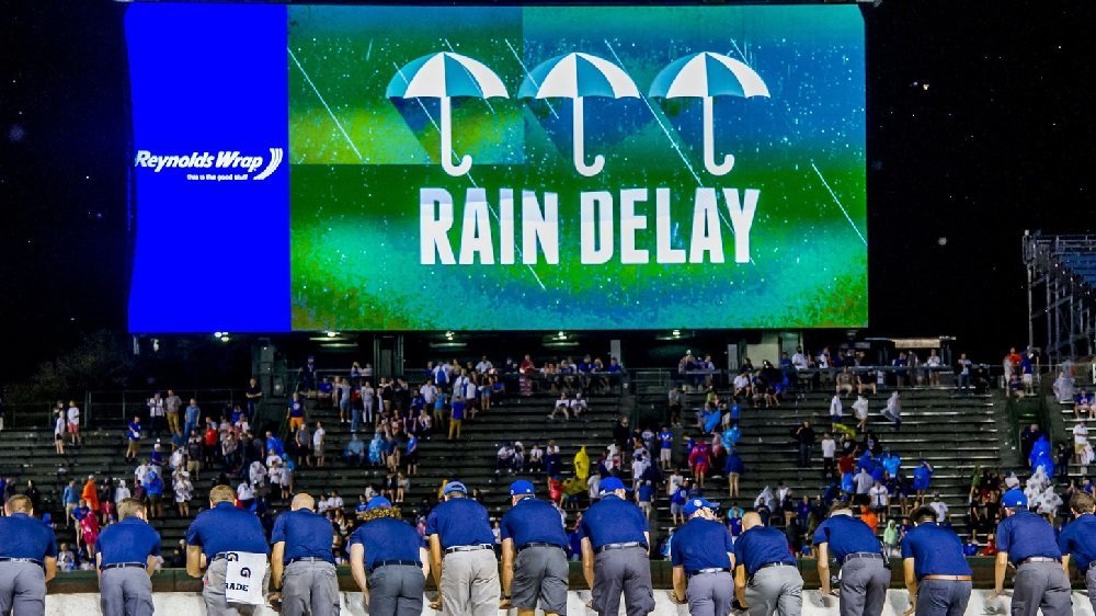 A rain delay began at Wrigley Field with the Chicago Cubs trailing the Atlanta Braves 5-0 on Tuesday night. (Credit: Patrick Gorski-USA TODAY Sports)