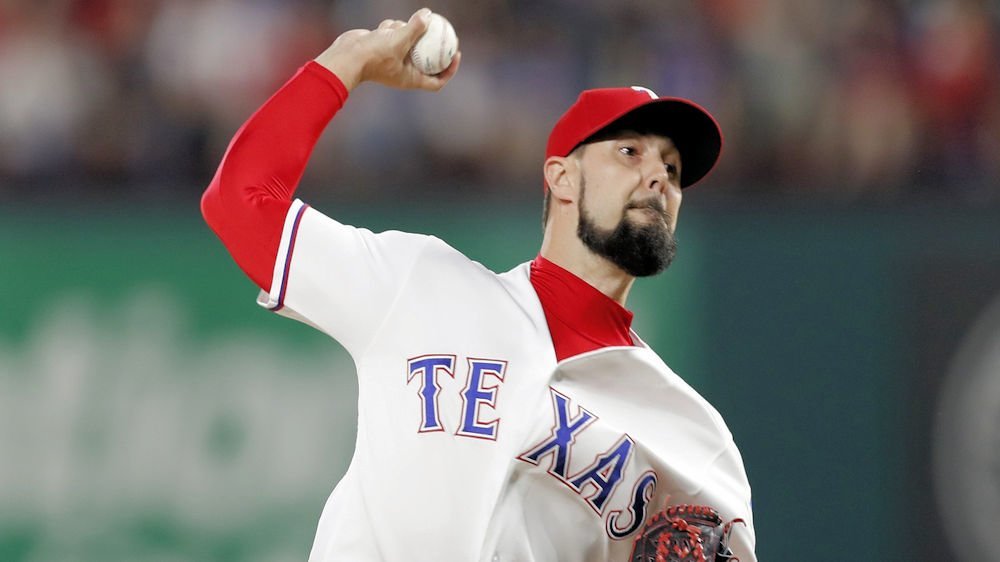 Latest news and rumors: Cubs sign reliever, Hot Stove, and more