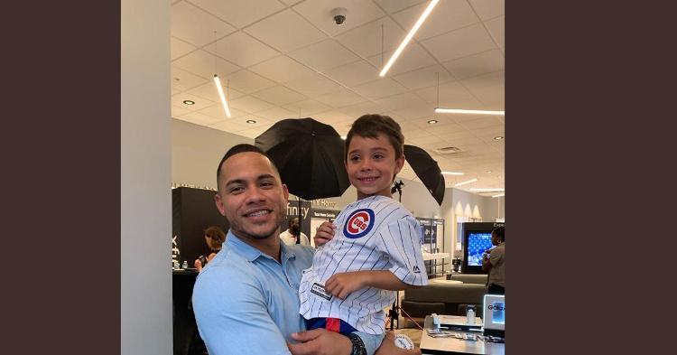 Willson Contreras made a little boy's day by taking time out to meet with him at a promotional event.