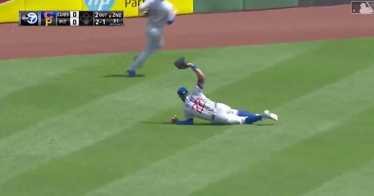 Chicago Cubs center fielder Jason Heyward left his feet in order to pull off an incredible diving catch.