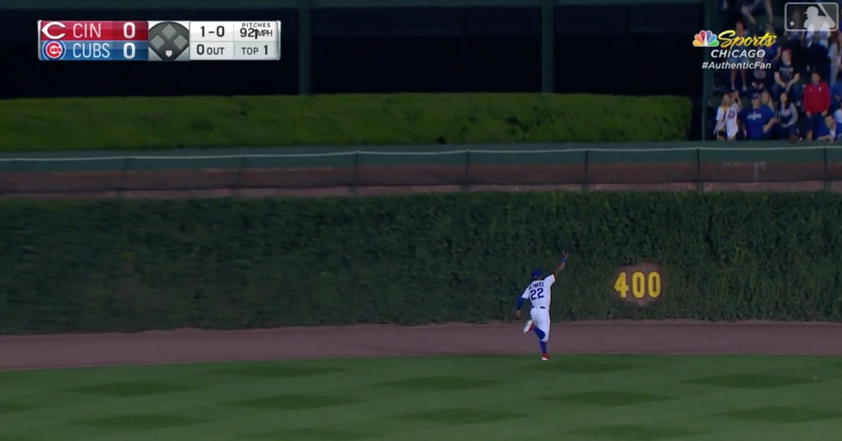 Chicago Cubs center fielder Jason Heyward made a great catch at the beginning of Monday's contest.