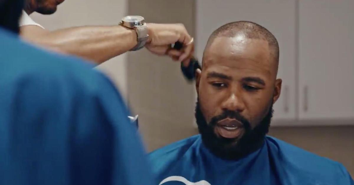 Chicago Cubs outfielder Jason Heyward was filmed shooting the breeze with the Cubs' team barber.