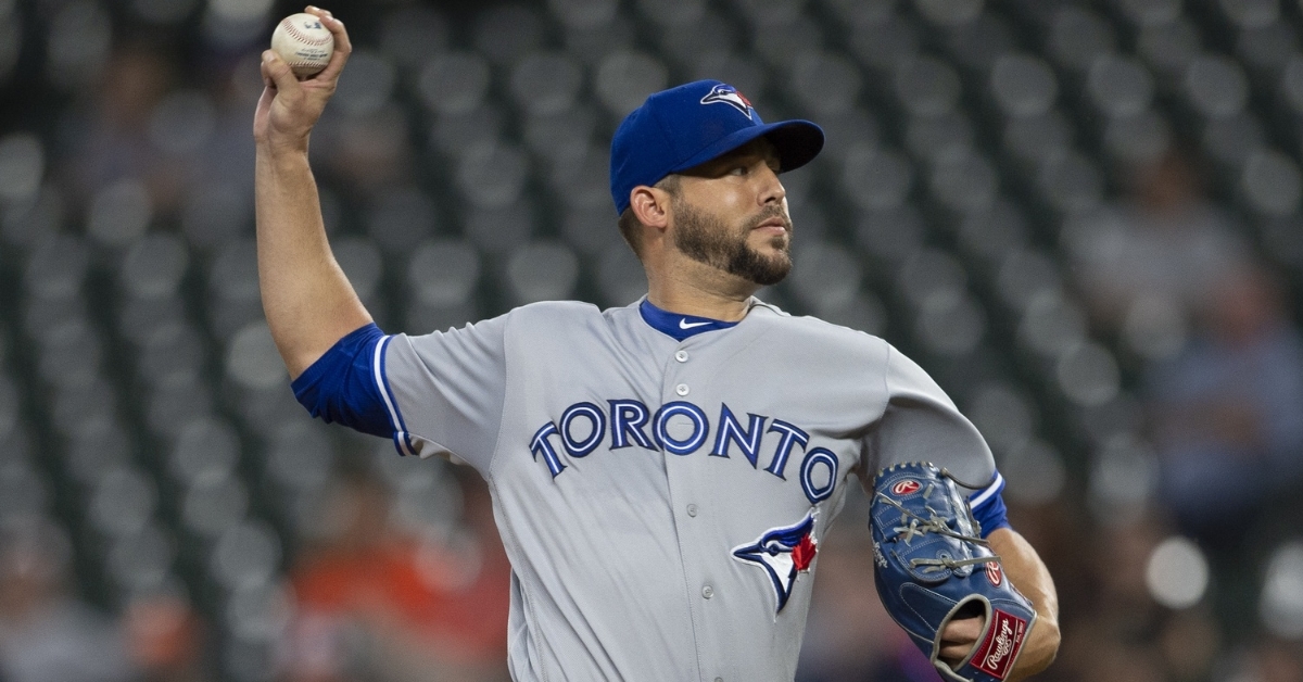 Cubs sign righty reliever