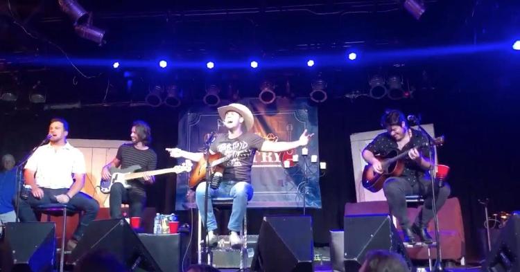 Kyle Schwarber sang along with Dustin Lynch at a fundraising event put on by Jon Lester's charity, NVRQT.