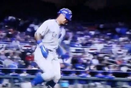 WATCH: Javy Baez limping after running out flyout
