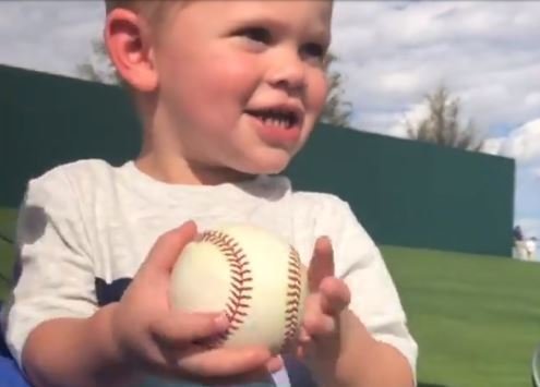 WATCH: Cubs outfielder throws baseball to adorable son in stands