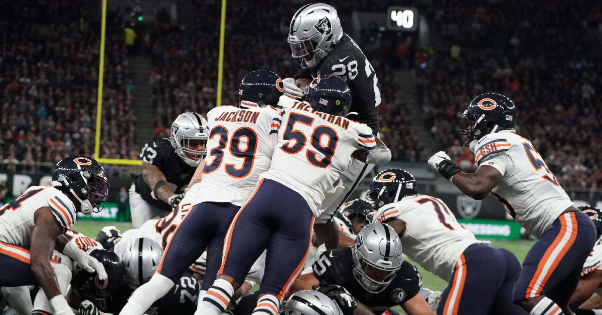 Raiders running back Josh Jacobs was able to power through a horde of Bears defenders while scoring the winning touchdown. (Credit: Kirby Lee-USA TODAY Sports)