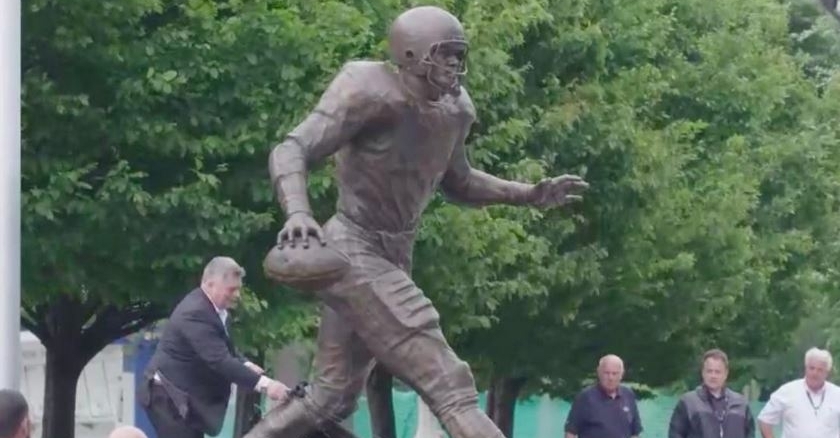 Bears unveil Walter Payton and George Halas statues, who’s next?
