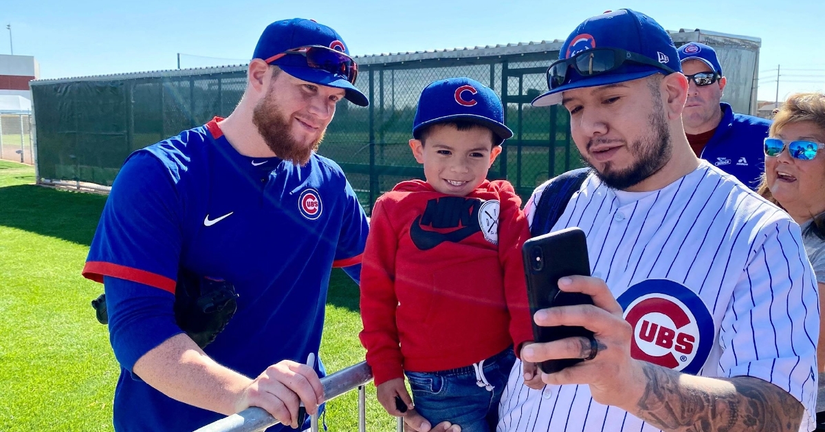 Craig Kimbrel took time to sign several autographs for Cubs fans