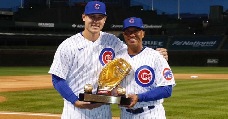 Cubs assistant coach Franklin Font (right) presented Cubs first baseman Anthony Rizzo (left) with his third Gold Glove Award. (Credit: @Cubs on Twitter)