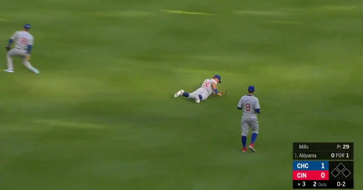 Cubs left fielder Kyle Schwarber made a nice diving snag against the Reds. (Credit: Rick Scuteri-USA TODAY Sports)
