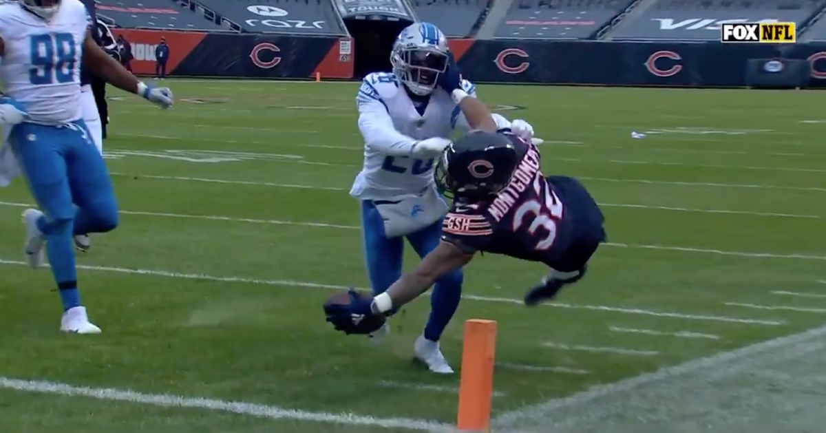 Chicago Bears running back David Montgomery reached the football out over the goal line for an early score.