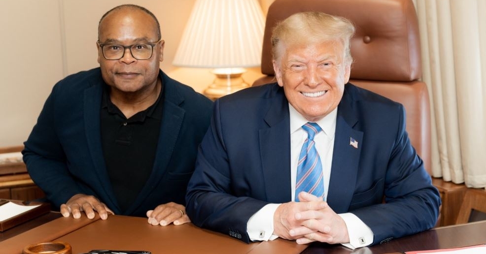 Two buddies hanging out in Mike Singletary and President Trump