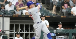 Wisdom smacks two homers in loss to White Sox