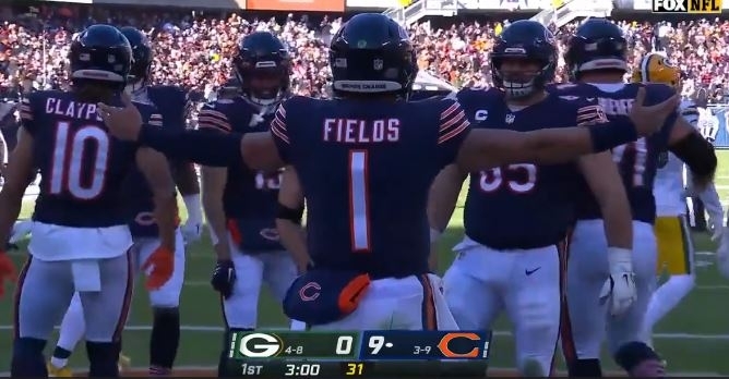 WATCH: Justin Fields ties NFL record with explosive 56-yard TD vs. Packers