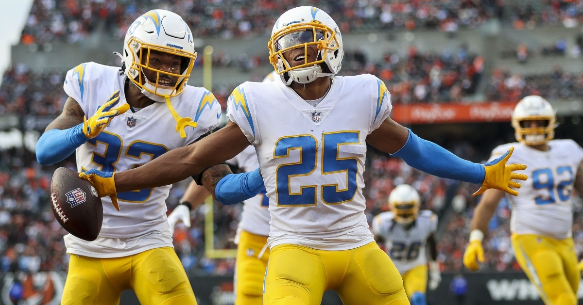 Two veteran free agents the Bears should invite to camp