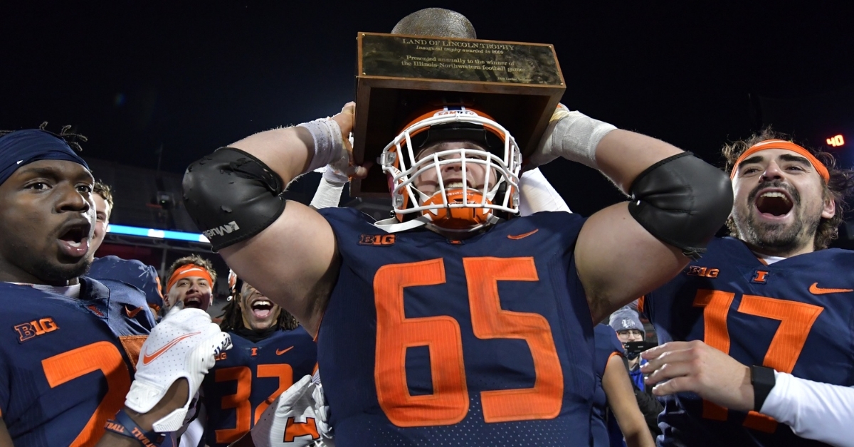 Kramer holding up the Land of Lincoln trophy (Ron Johnson - USA Today Sports)